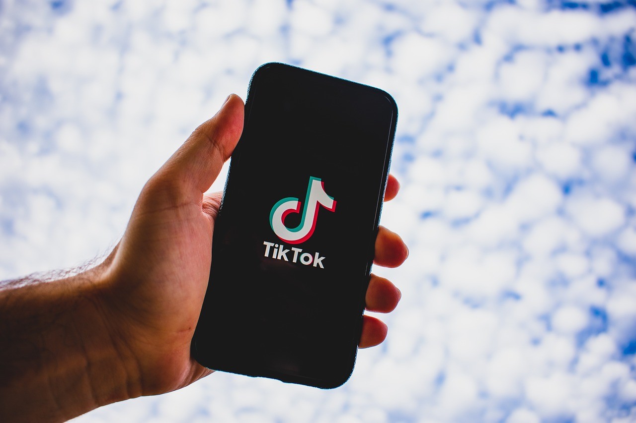 TikTok clonerà la tua voce con l'AI: in arrivo il text-to-speech