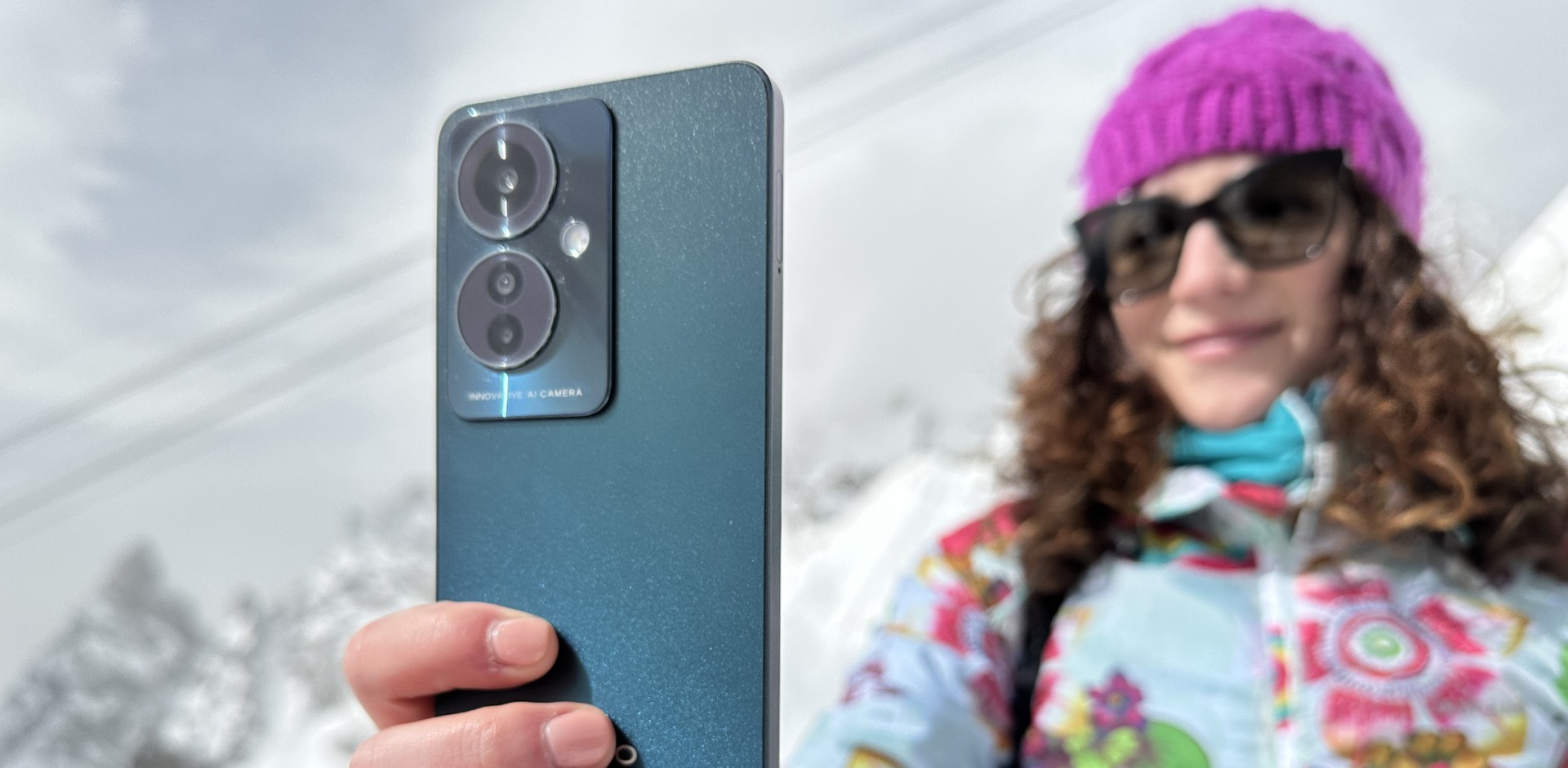 Sulla neve con Oppo Reno11 F 5G: uno smartphone pensato per durare