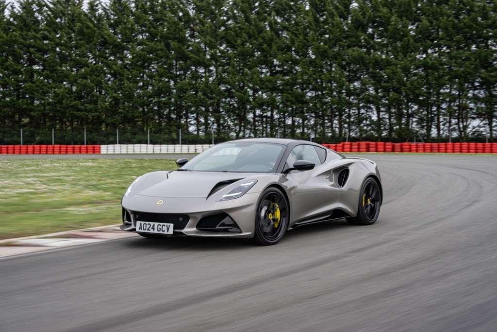 Lotus Emira, per la sportiva arriva il 4 cilindri AMG