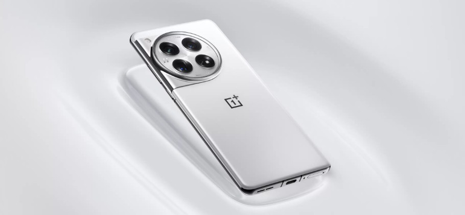 OnePlus 12 Glacier White è ufficiale: il top gamma si tinge di bianco