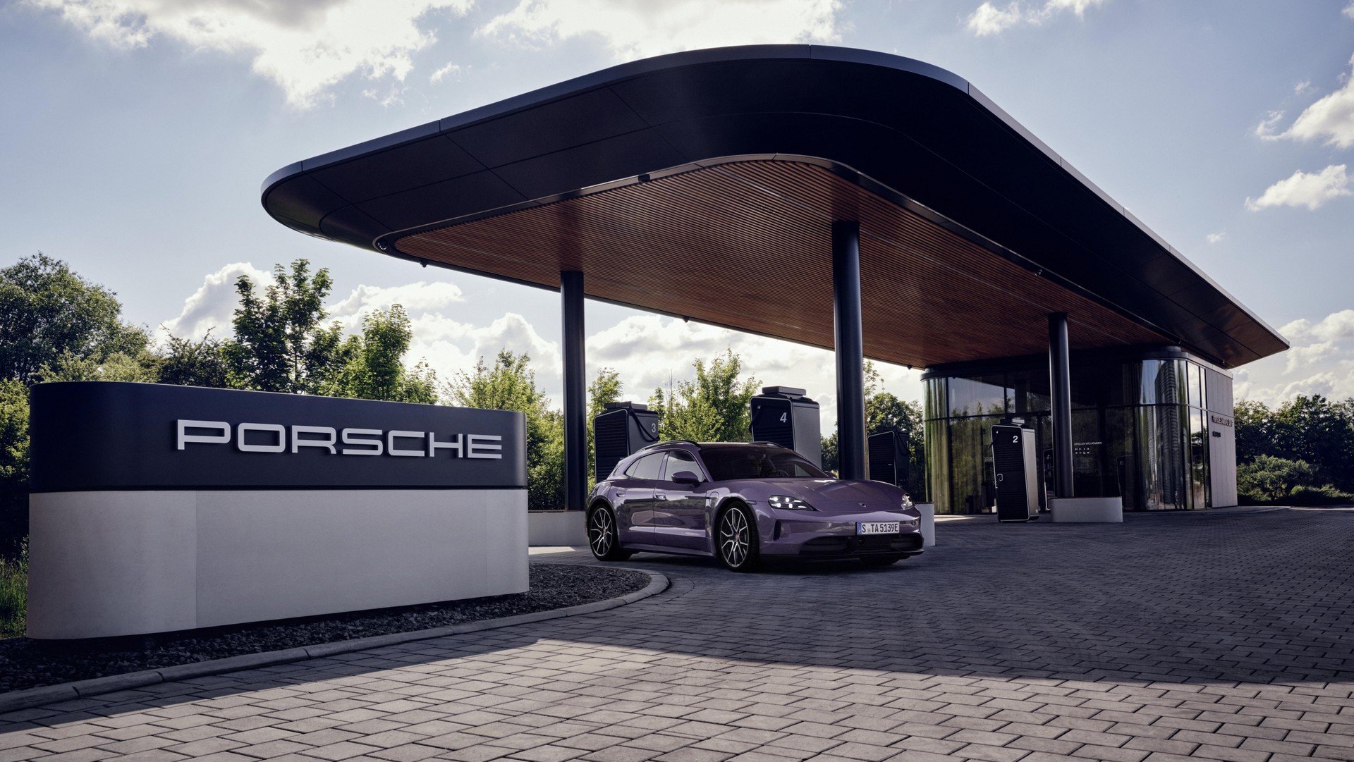 Porsche inaugura una nuova stazione di ricarica: colonnine da 400 kW e area  lounge - HDmotori.it