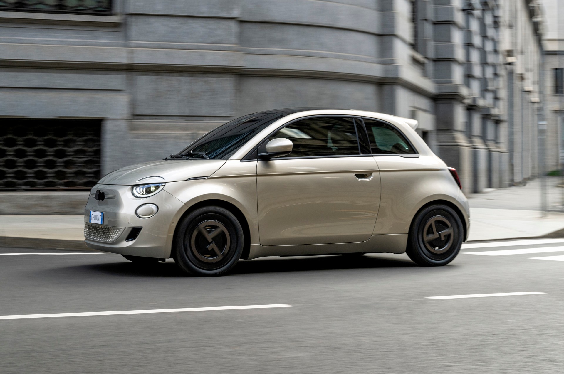 FIAT 500e Giorgio Armani, la nuova serie limitata per celebrare il Made in Italy