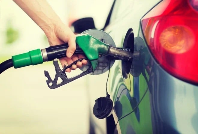 Prezzi della benzina ancora in calo: self sotto 1,8 euro al litro