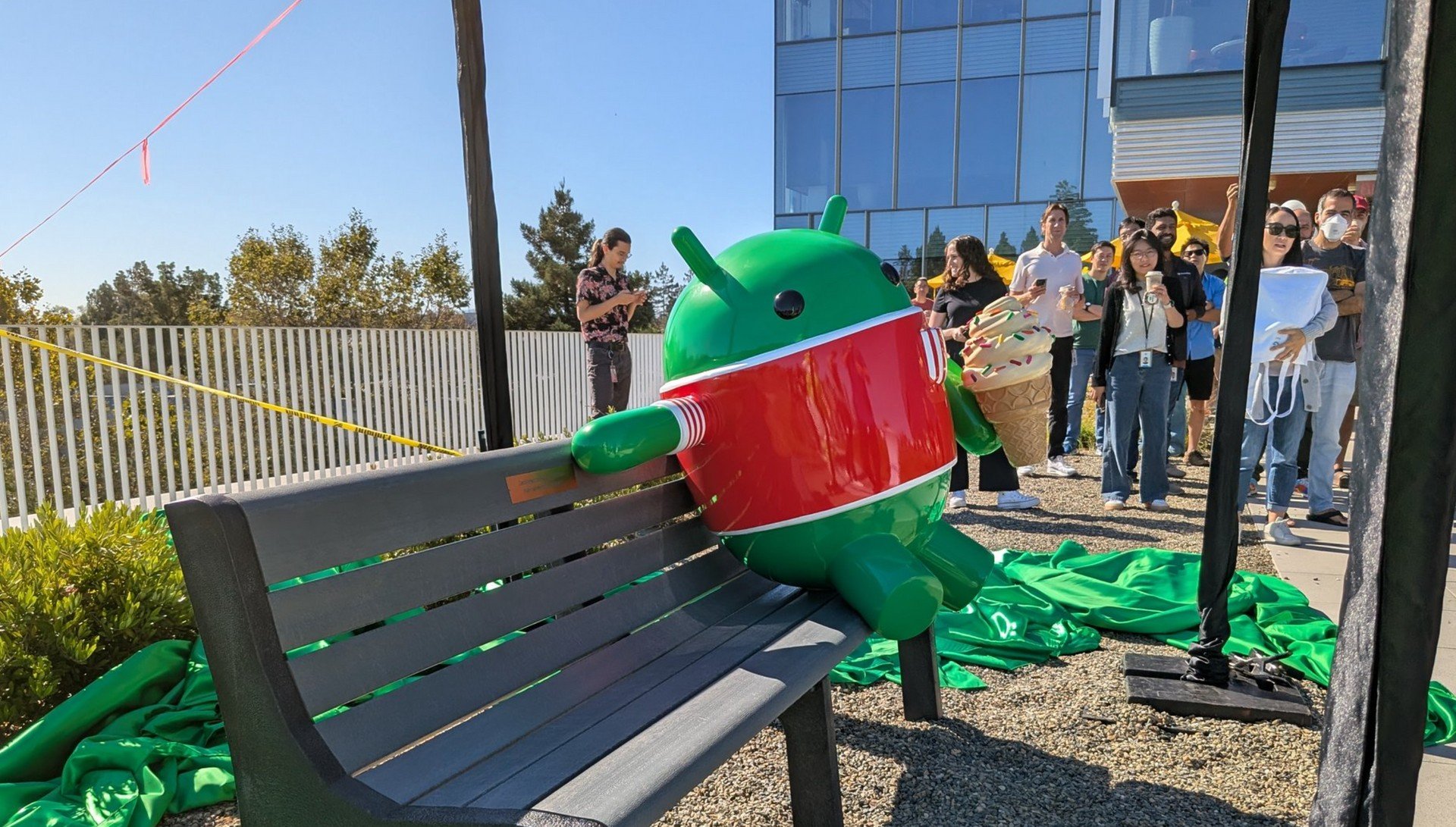 The Bot aspetta Android 15 mangiando un gelato alla vaniglia: la statua di Google