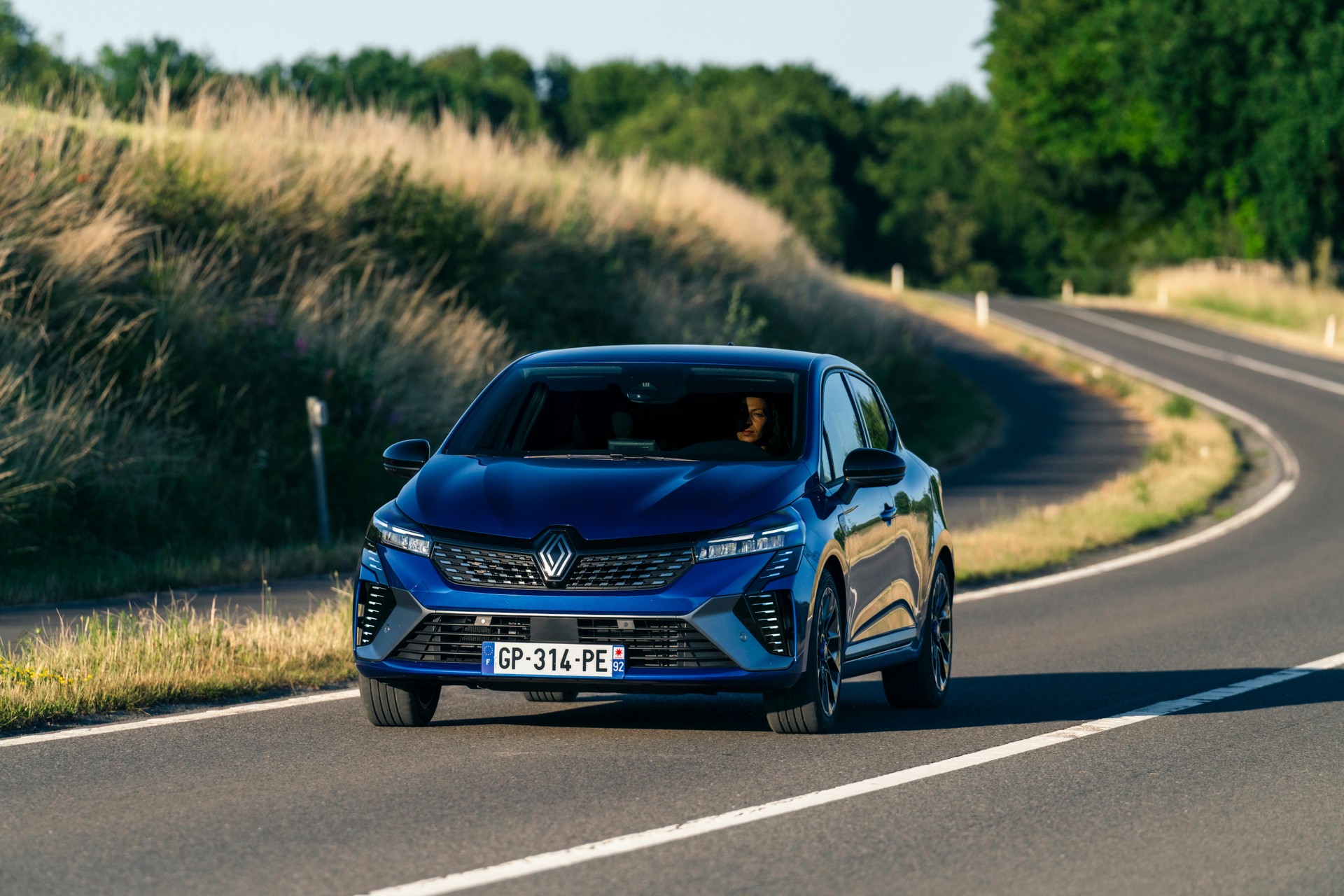 Prova Renault Clio E-Tech:una buona ibrida, ma il cambio non è il top | Video