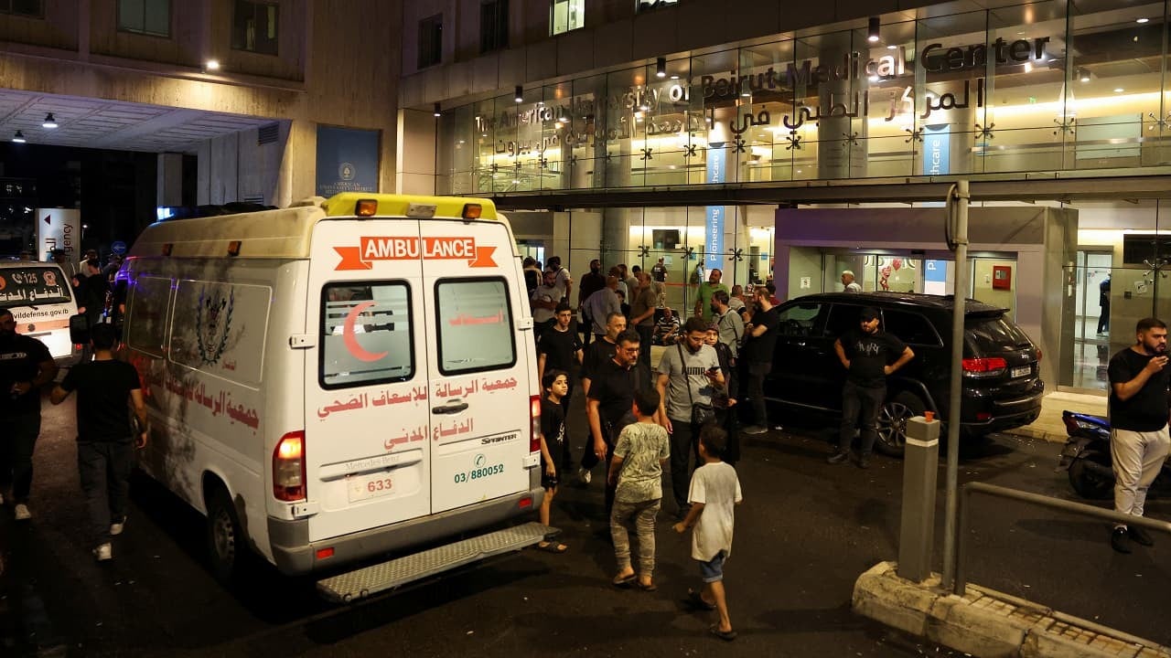 Attacco hacker in Libano: dopo i cercapersone esplosione di migliaia di walkie-talkie