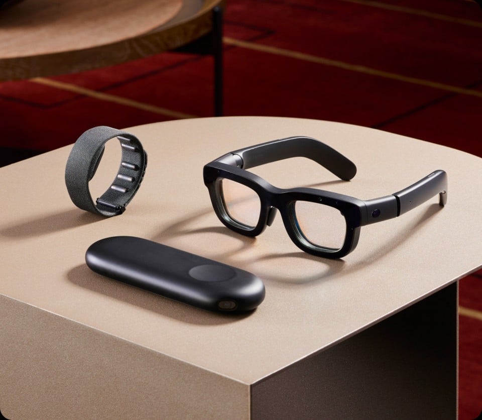 Meta, i prossimi occhiali smart saranno Oakley. Poi visore AR e cuffie con camera