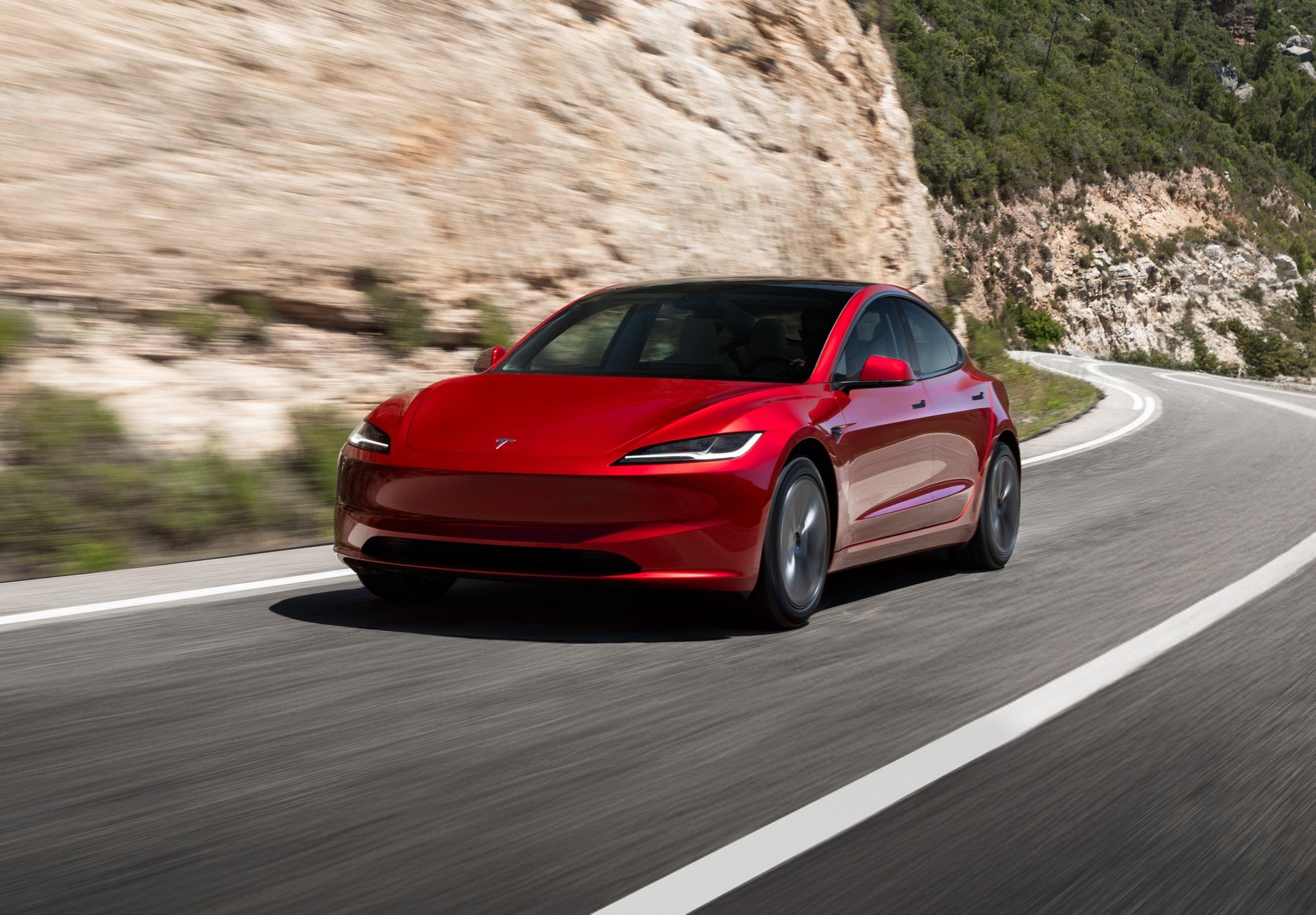 Tesla Model 3 RWD, ufficiale in Italia la Long Range: 702 km di autonomia