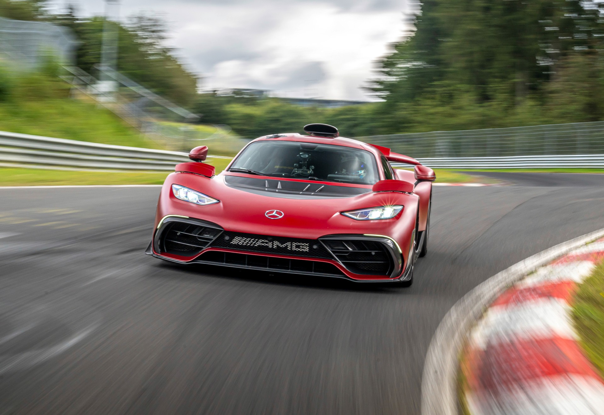 Mercedes-AMG ONE batte se stessa, nuovo giro record al Nurburgring: 6:29.090 minuti