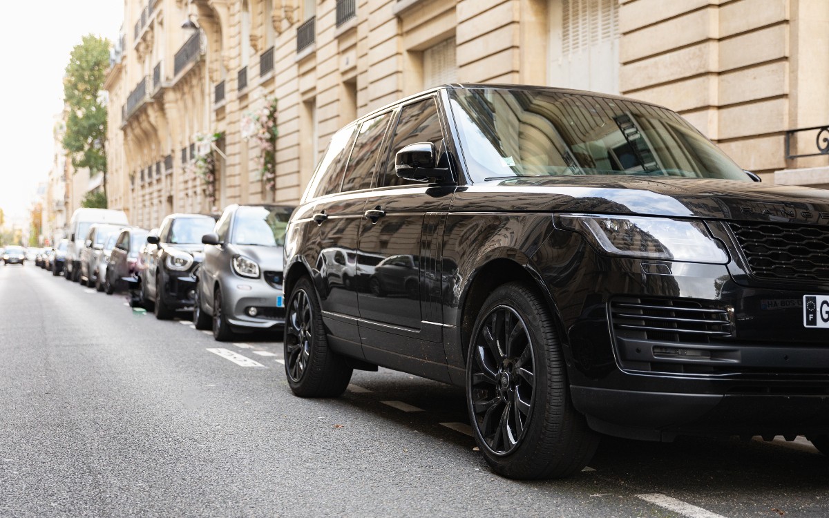 Parigi, arriva la stangata sui parcheggi dei SUV. Tariffe triplicate