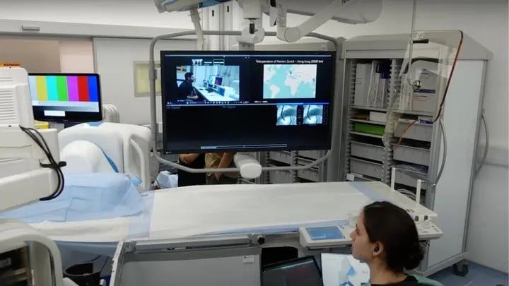 Un chirurgo ha eseguito un'endoscopia a 9mila km di distanza tramite un controller