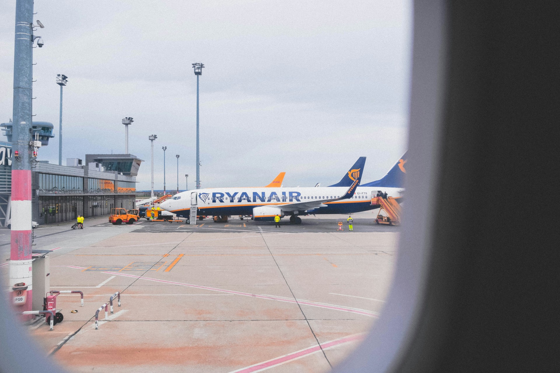 Ryanair cambia le regole: check-in solo online e niente carta da maggio 2025