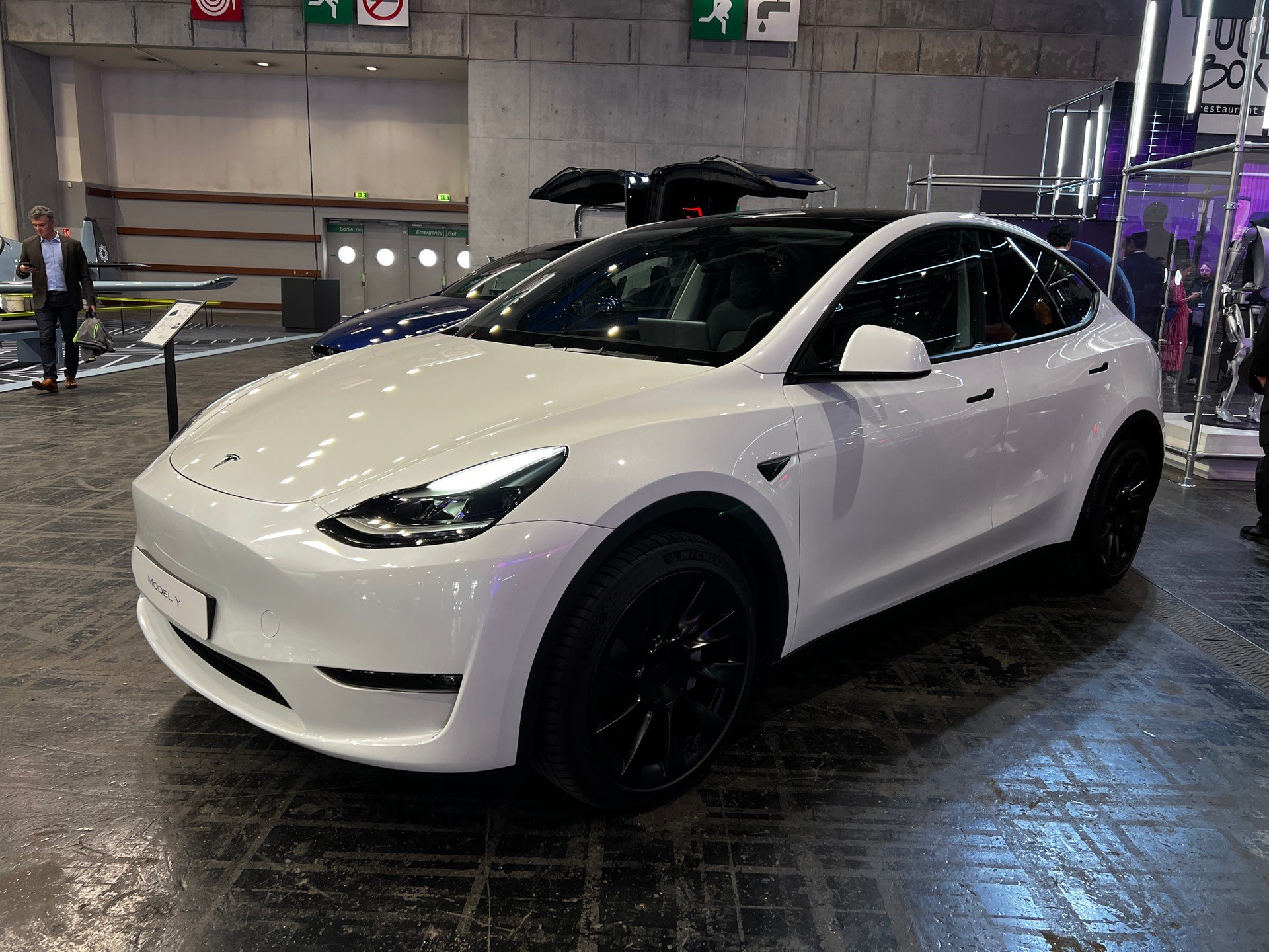 Ufficiale: Tesla Model Y a 7 posti arriva in Italia. Foto degli interni in anteprima