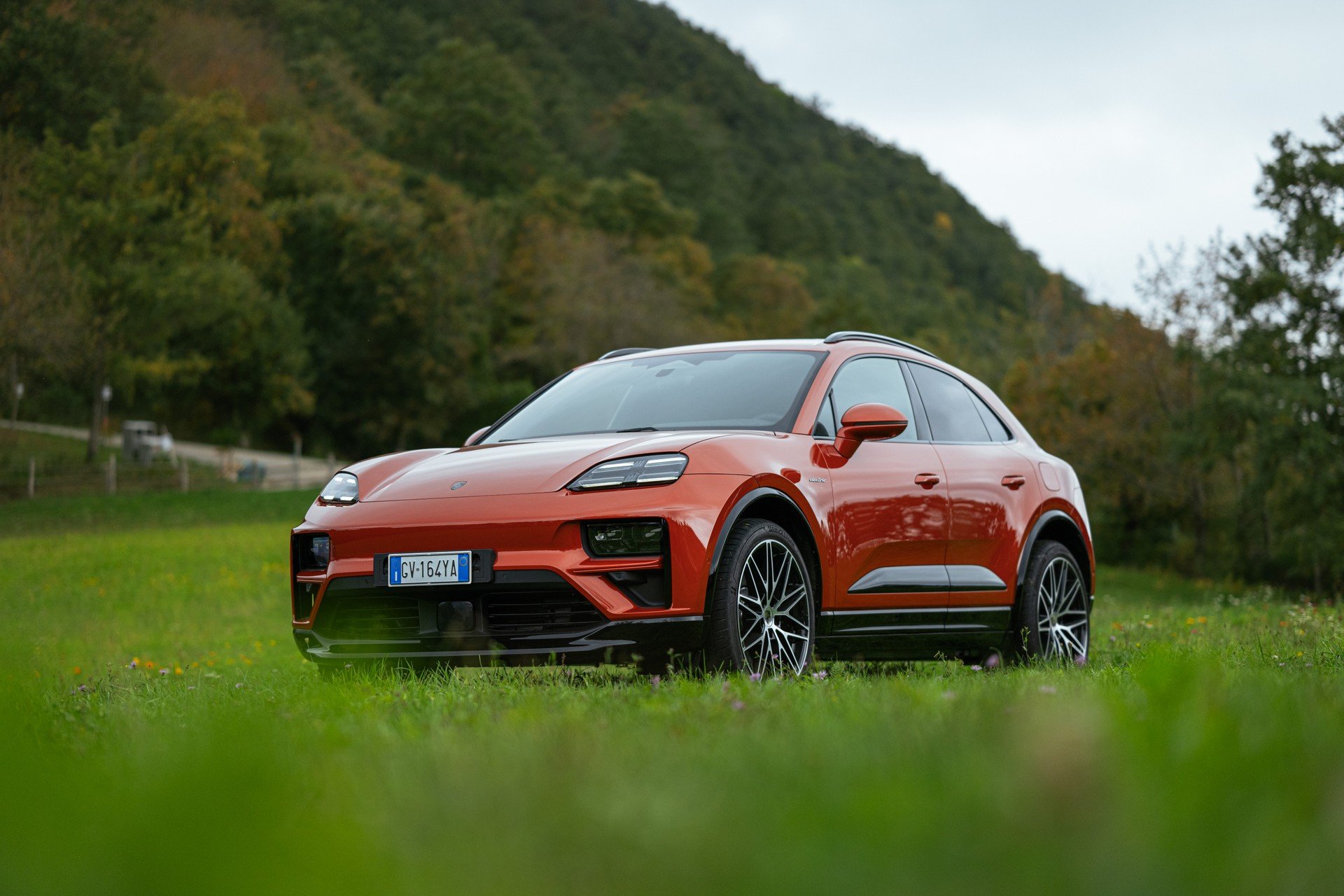 Rivoluzione nuova Porsche Macan: ora è solo elettrica | Video