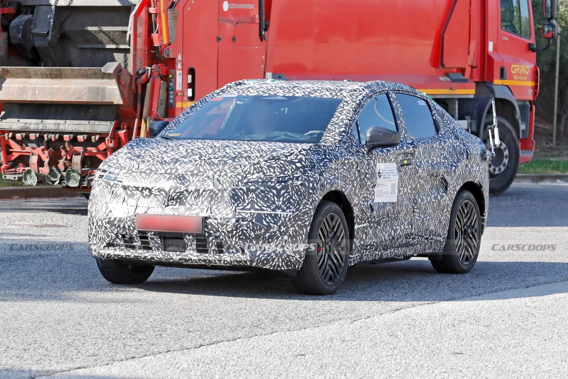 Nissan Leaf, la nuova generazione si fa vedere su strada. Ecco le foto spia