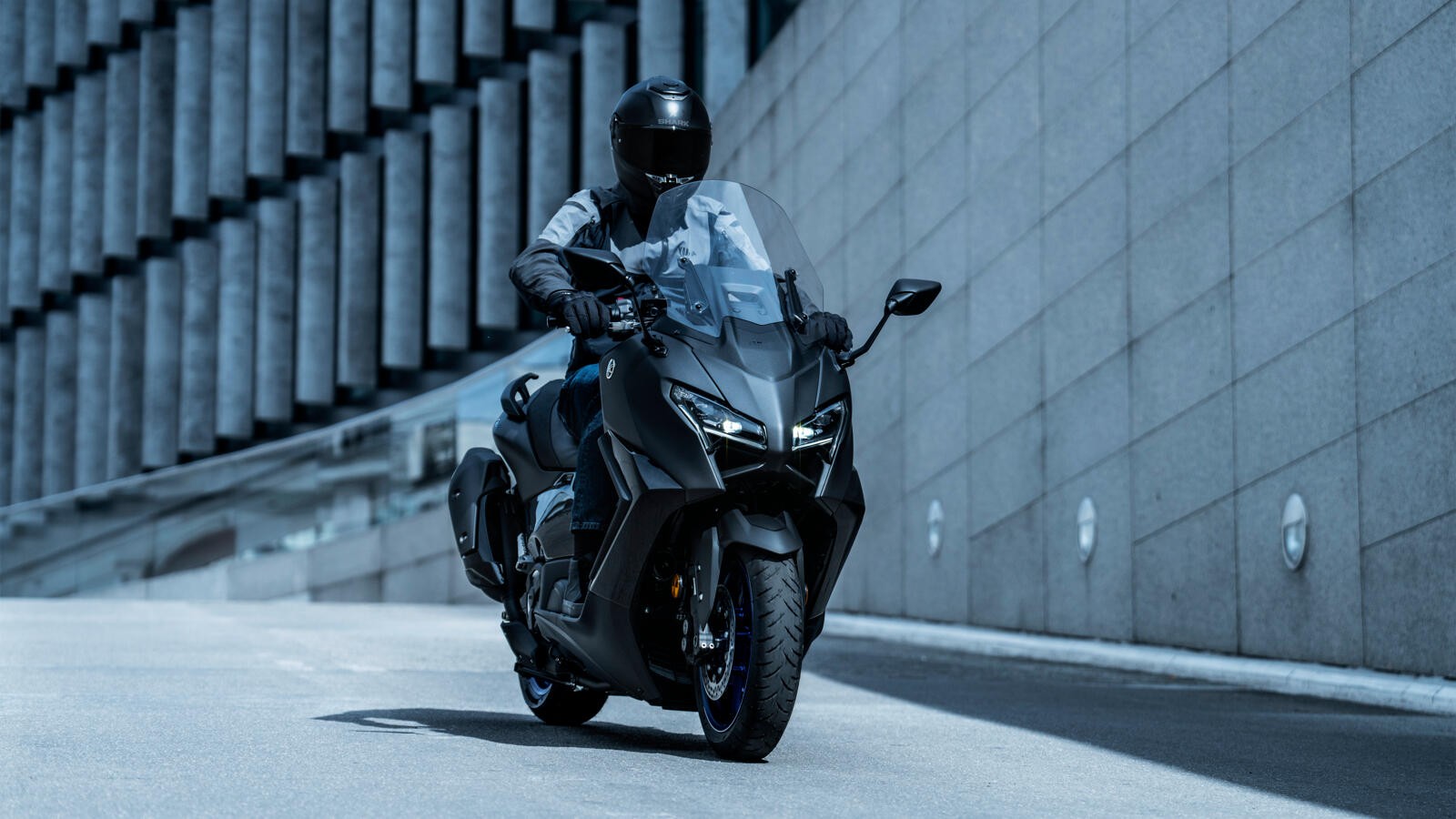 Yamaha TMAX 2025, il maxi scooter si evolve: ecco cosa cambia