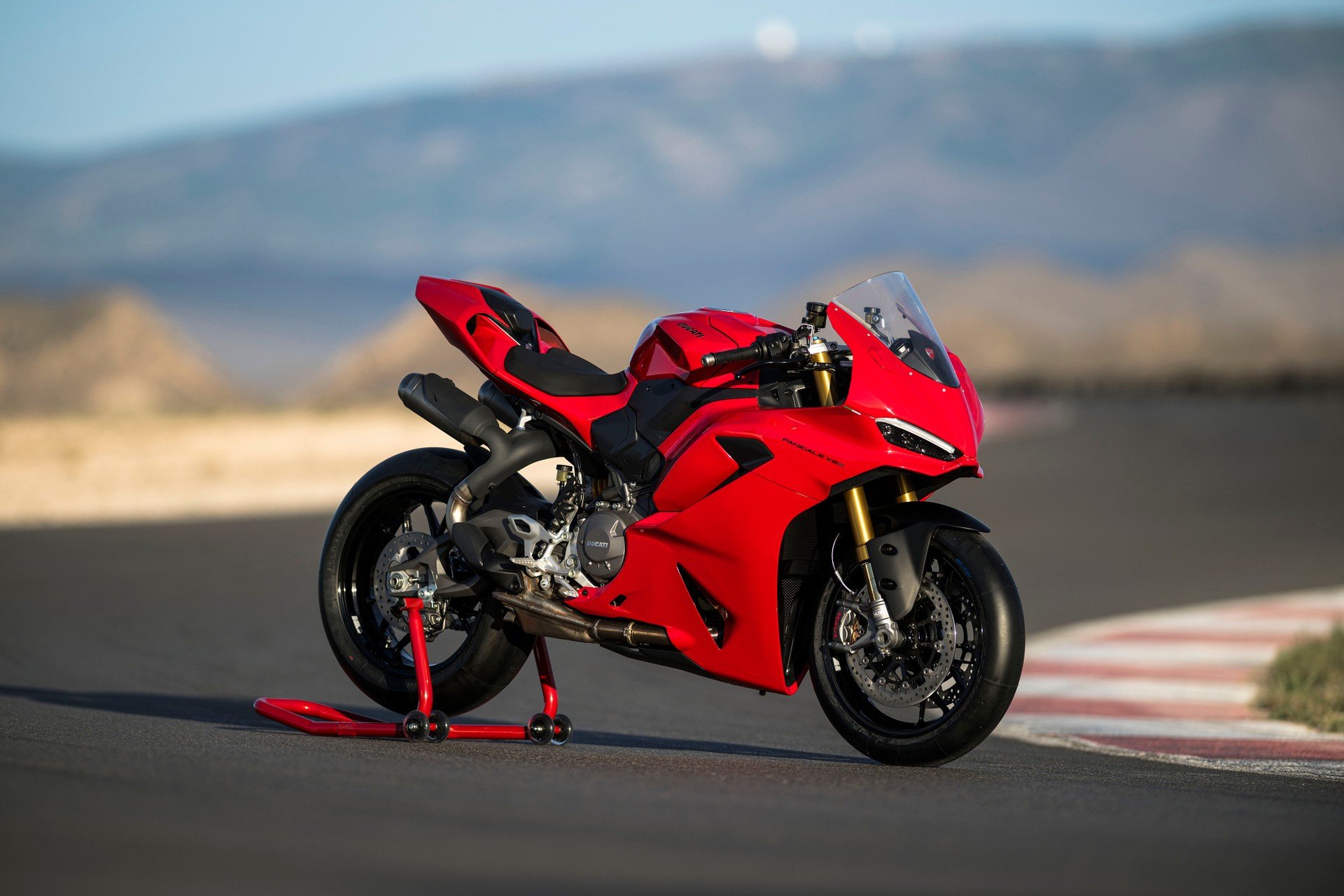 Nuove Ducati Panigale V2 e Streetfighter V2 protagoniste ad EICMA 2024