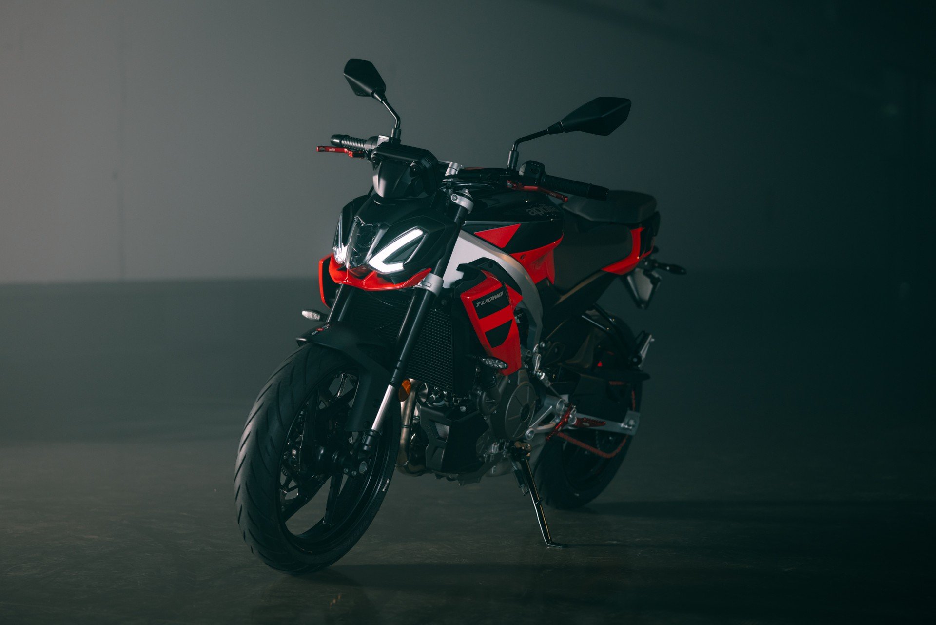 EICMA, debutta Aprilia Tuono 457: la naked per i giovani motociclisti