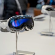 Apple lavora a un Vision Pro più leggero: possibile debutto nel 2028