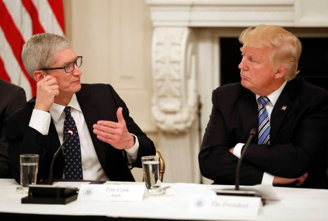 Trump e Tim Cook si sentono al telefono dopo l'accordo sui dazi con la Cina