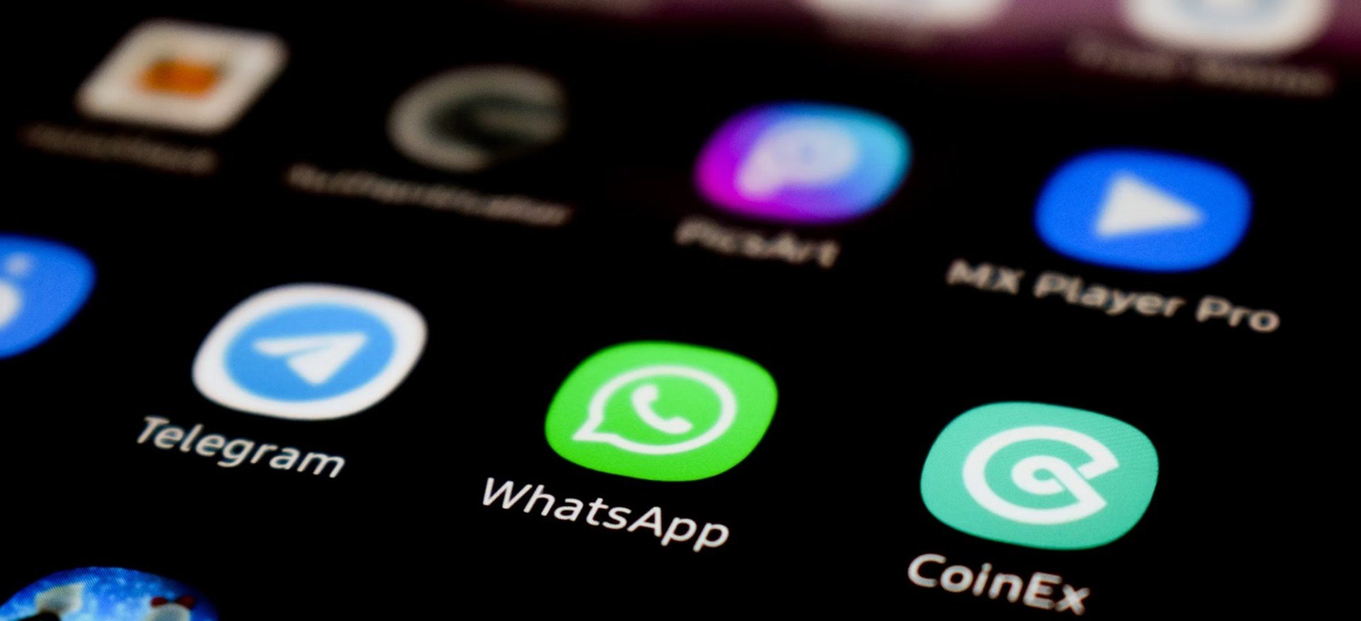 Truffe WhatsApp tra social hacking e fake news: a cosa fare attenzione