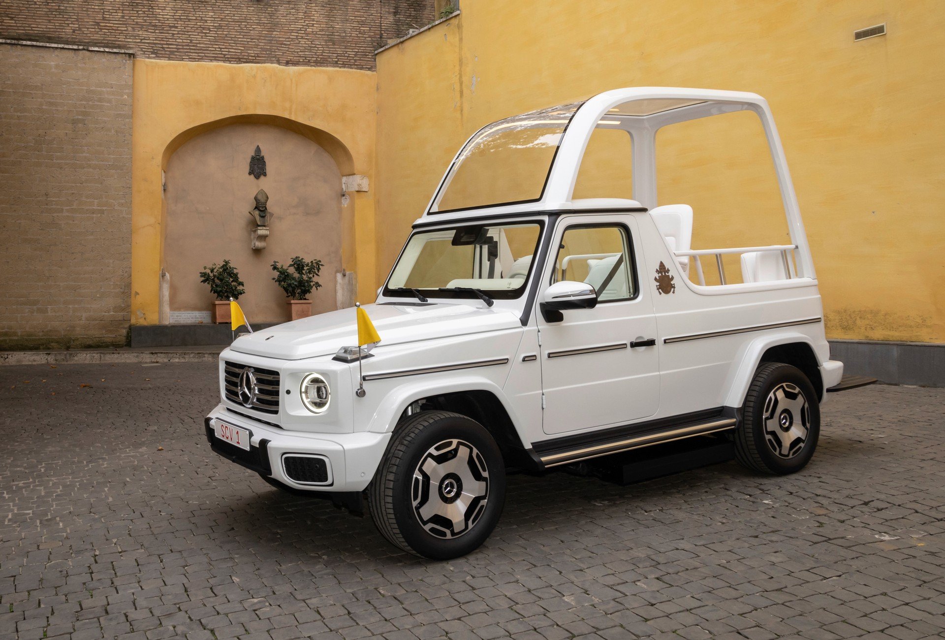 Mercedes, per Papa Francesco una Papamobile elettrica per il Giubileo 2025