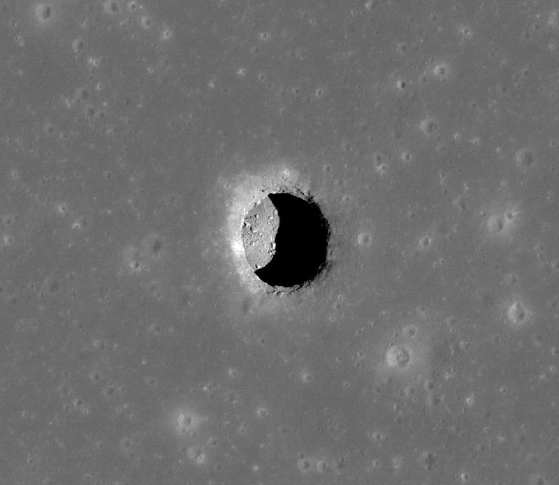 Scoperta grotta gigante sulla Luna: potrebbe ospitare la prima base umana