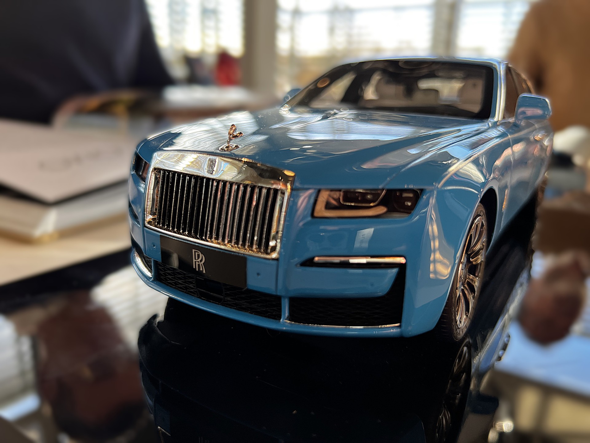 Rolls-Royce, vi porto dietro le quinte del lusso tra "fantasmi", miele e artigiani