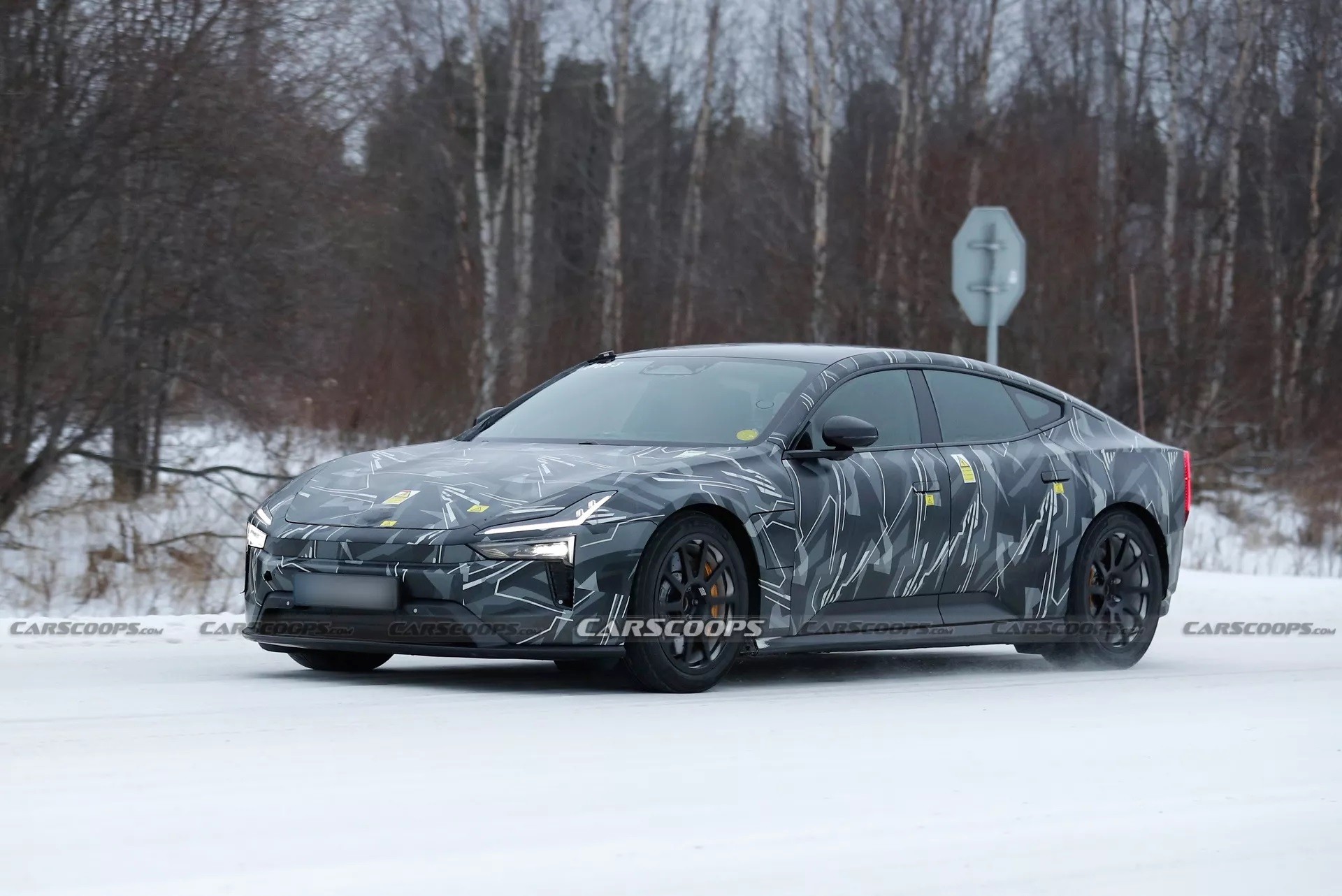 Polestar 5 spiata durante i test. Si avvicina il debutto della rivale della Taycan