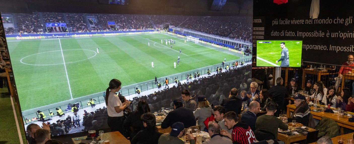 Al bar come allo stadio: Milan - Stella Rossa vista da una prospettiva inedita