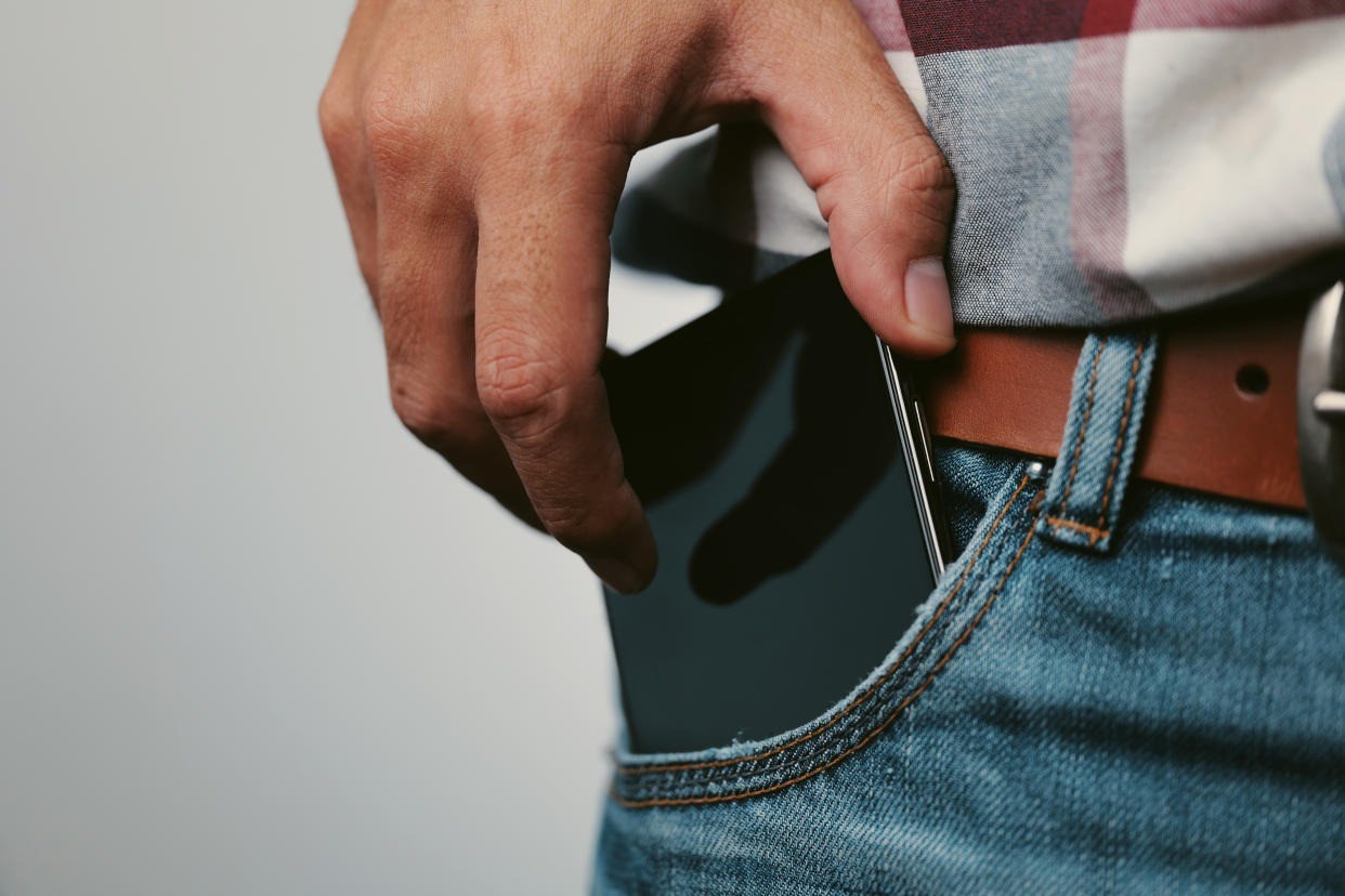 Ricarica wireless rivoluzionaria: lascia lo smartphone in tasca e ricaricalo comodamente