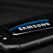 Samsung sta lavorando a degli auricolari "a clip": nuove immagini