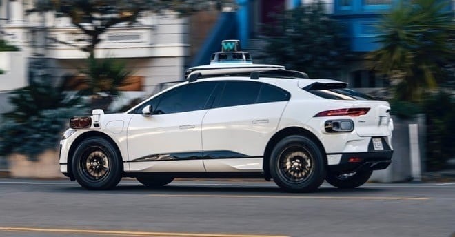 Intrappolato in un loop senza fine: l'incredibile vicenda del robotaxi Waymo