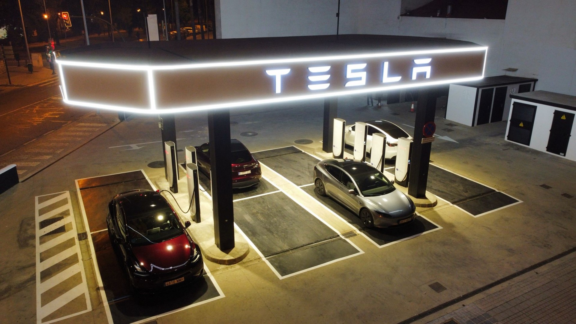 Tesla trasforma un distributore di benzina in un Supercharger. Succede in Spagna