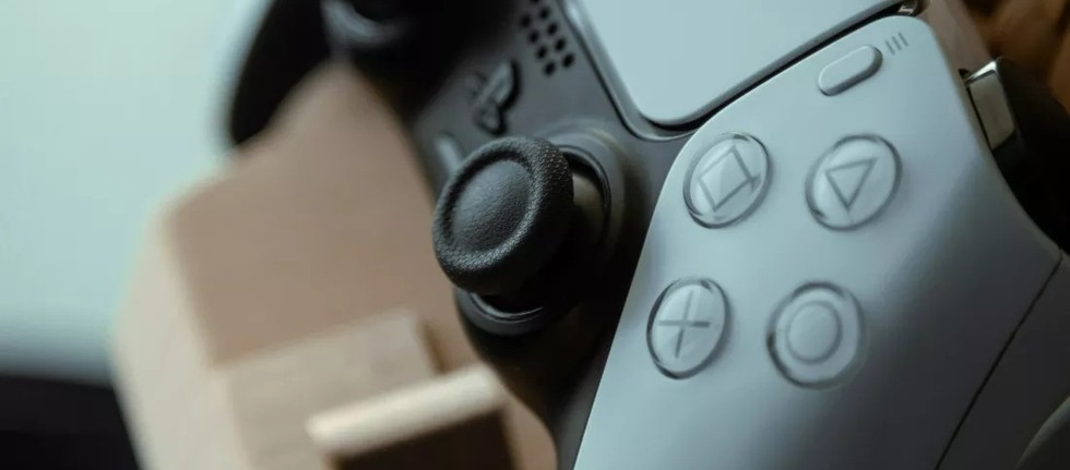 Sony brevetta un controller con AI e telecamera per prevedere le azioni ...