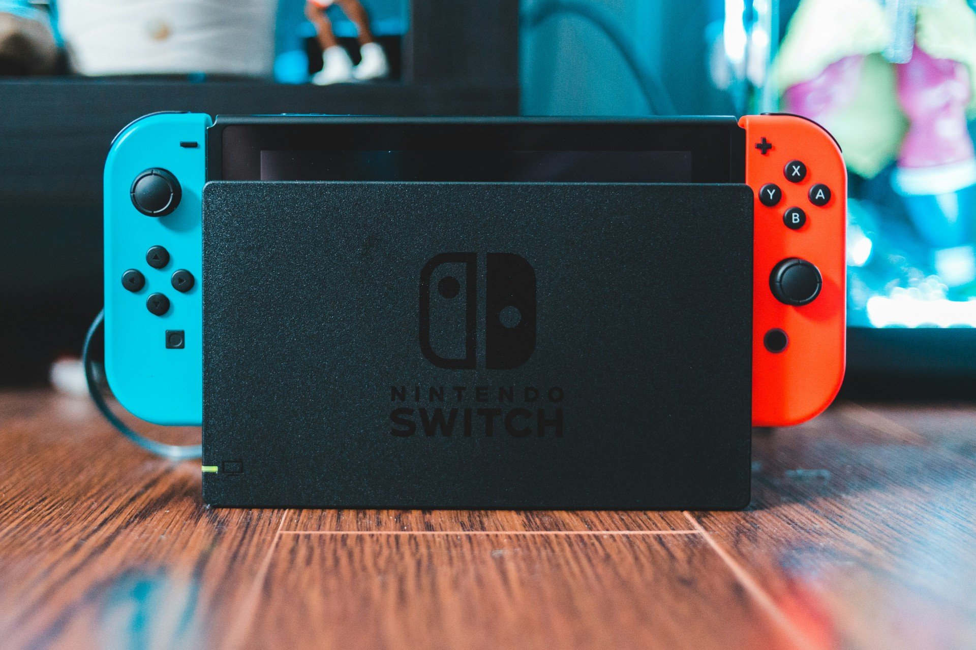 Modifica Nintendo Switch e le vende con giochi piratati: arrestato in Giappone