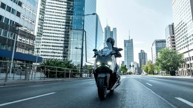 Scooter, si aggiorna la gamma Yamaha Xmax per il 2025. Ecco tutte le novità