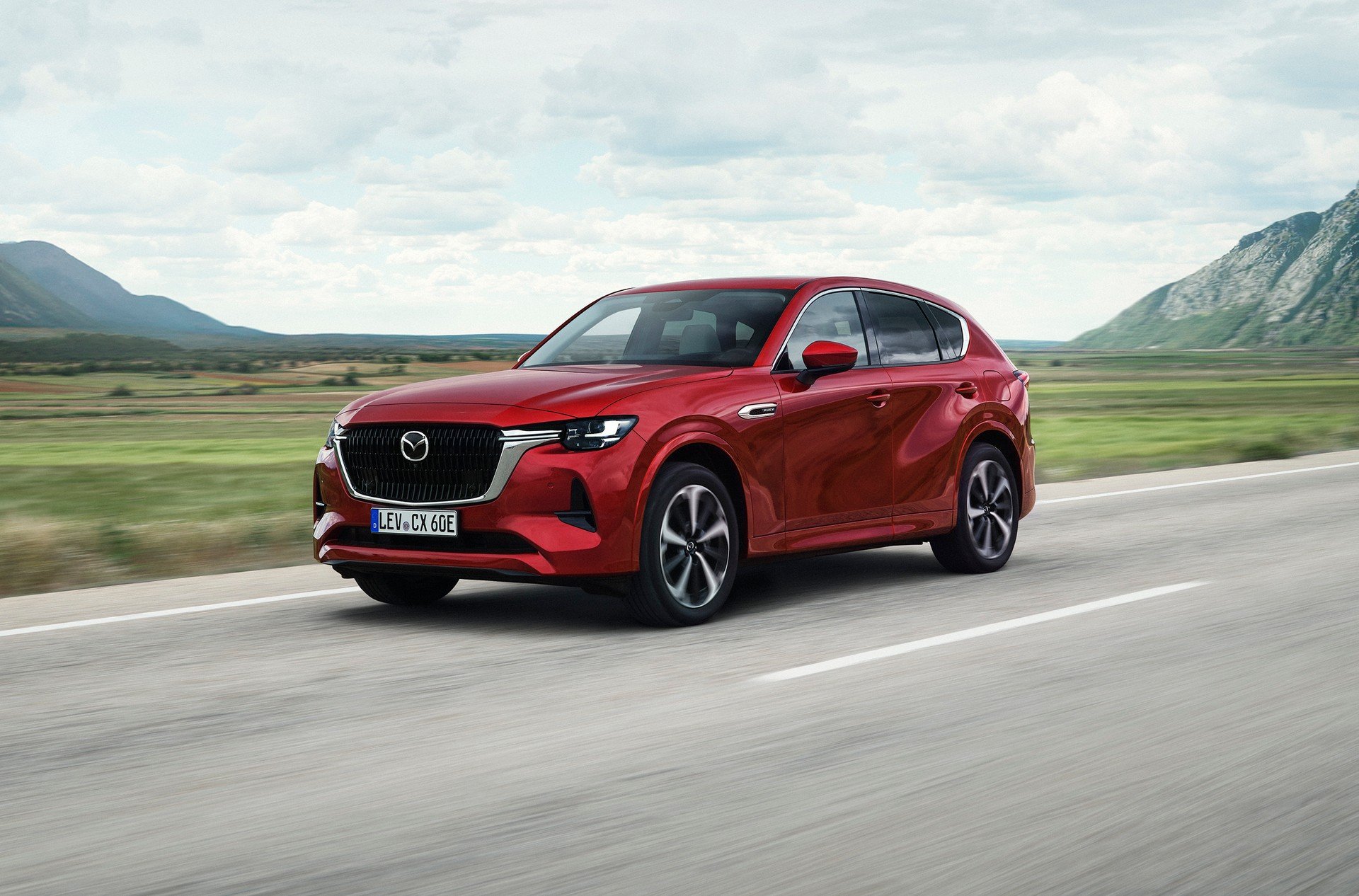 La Mazda CX-60 si aggiorna così per il 2025. Novità e prezzi