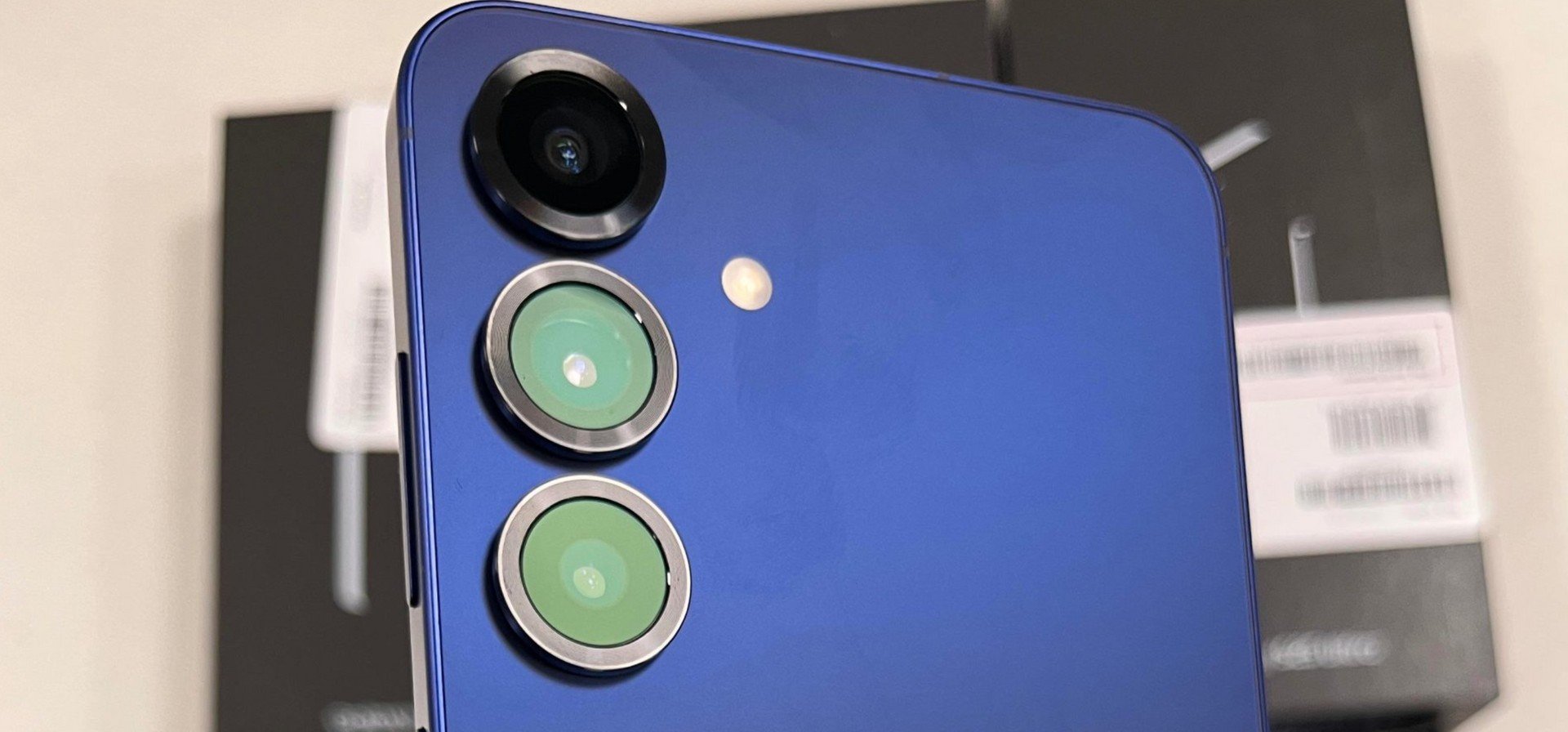 Samsung Galaxy S25, prime foto delle unità retail: colpisce la colorazione blu