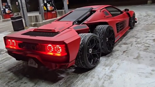 Ferrari Testarossa con sei ruote? Ecco il folle tuning che stravolge un'icona