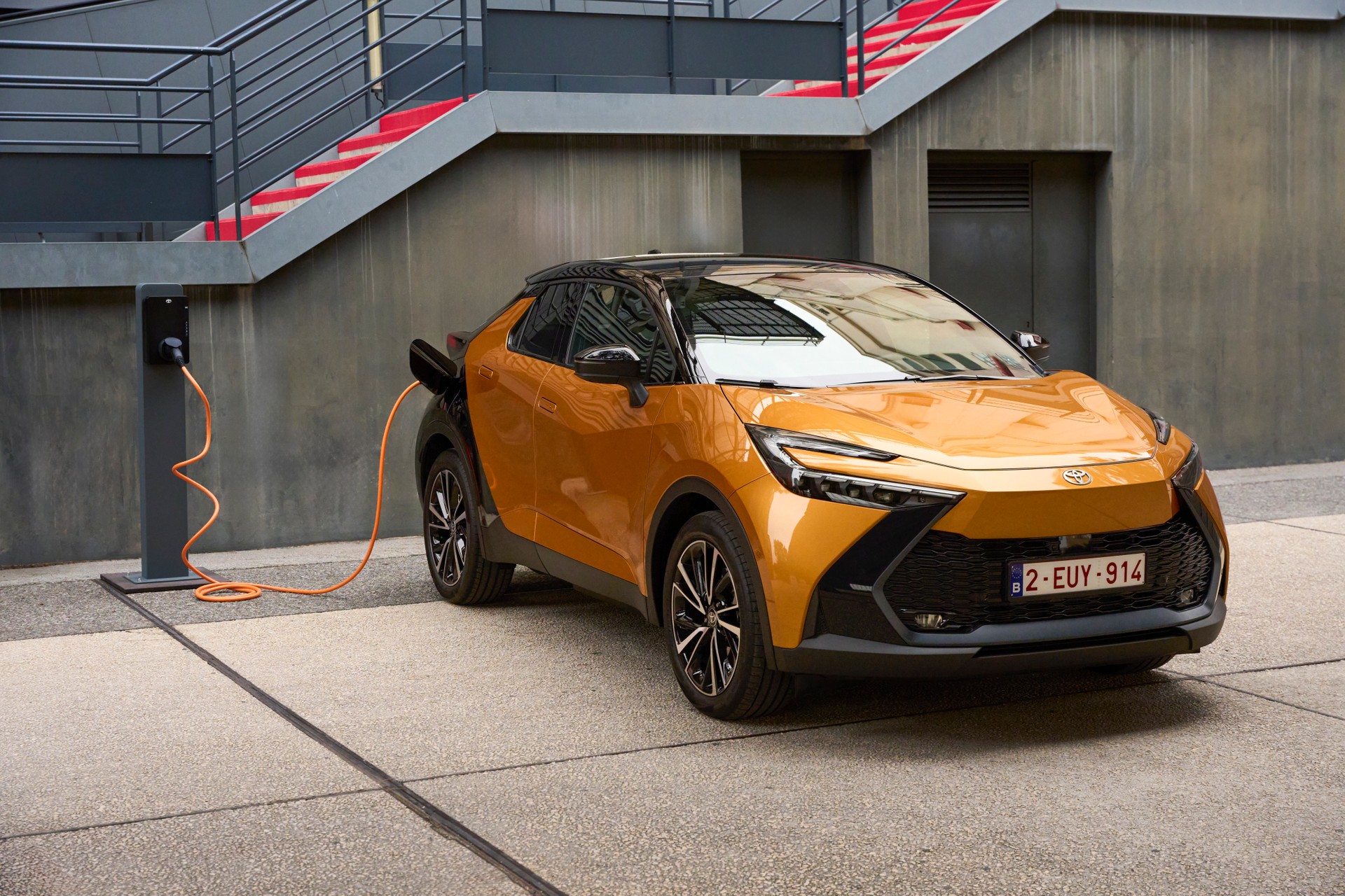 Toyota C-HR Hybrid e Plug-in, l'offerta con finanziamento