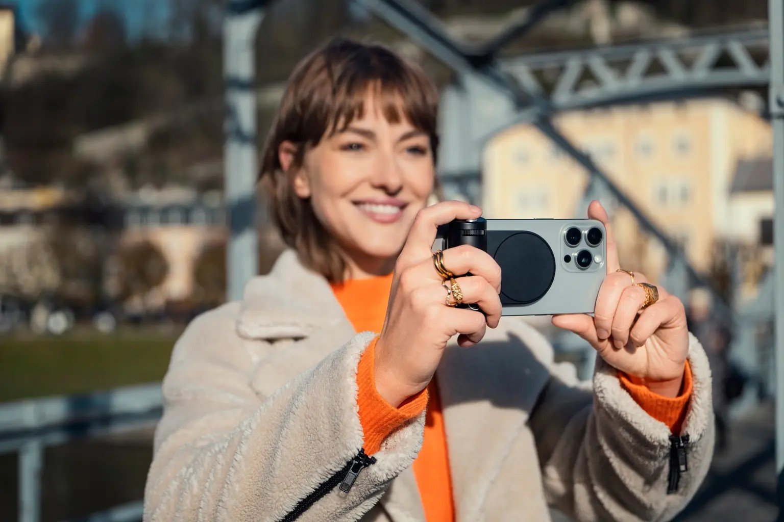 Leica LUX Grip trasforma iPhone in una fotocamera professionale