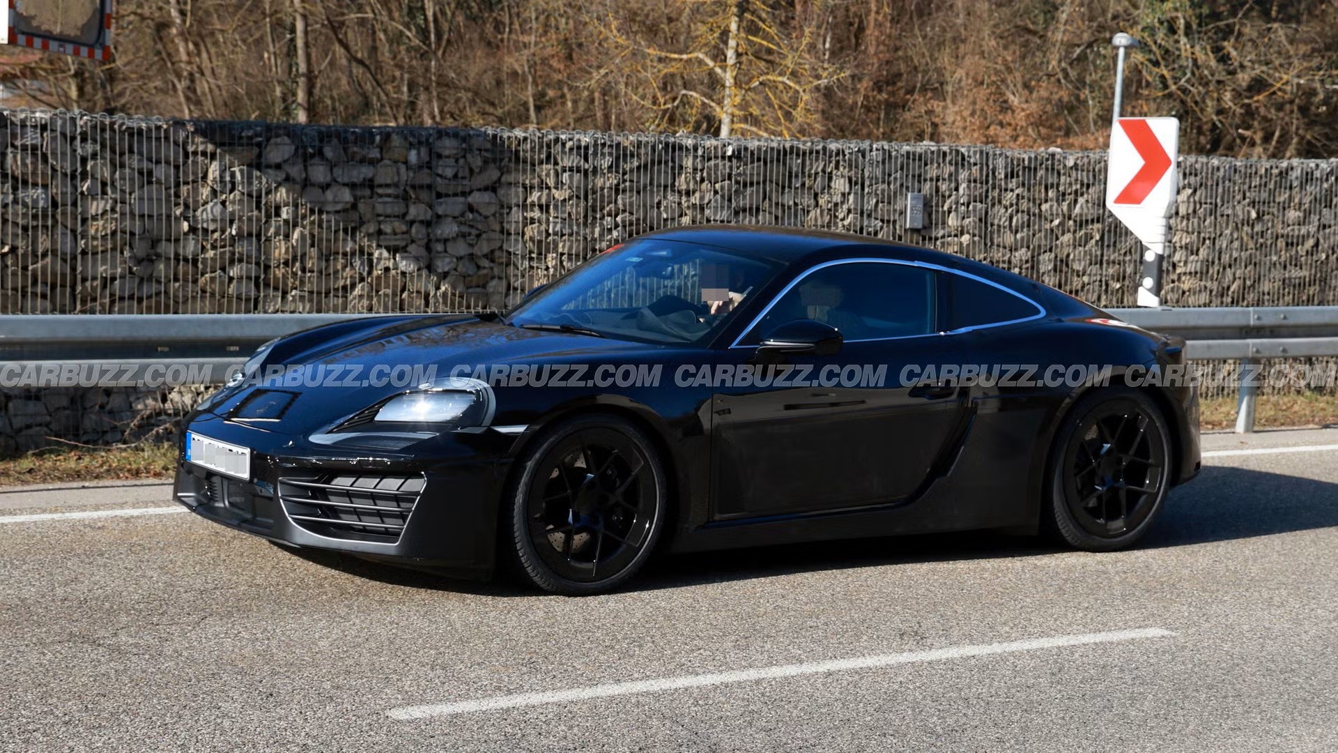 Porsche 718 Cayman elettrica immortalata durante nuovi test su strada | Foto spia