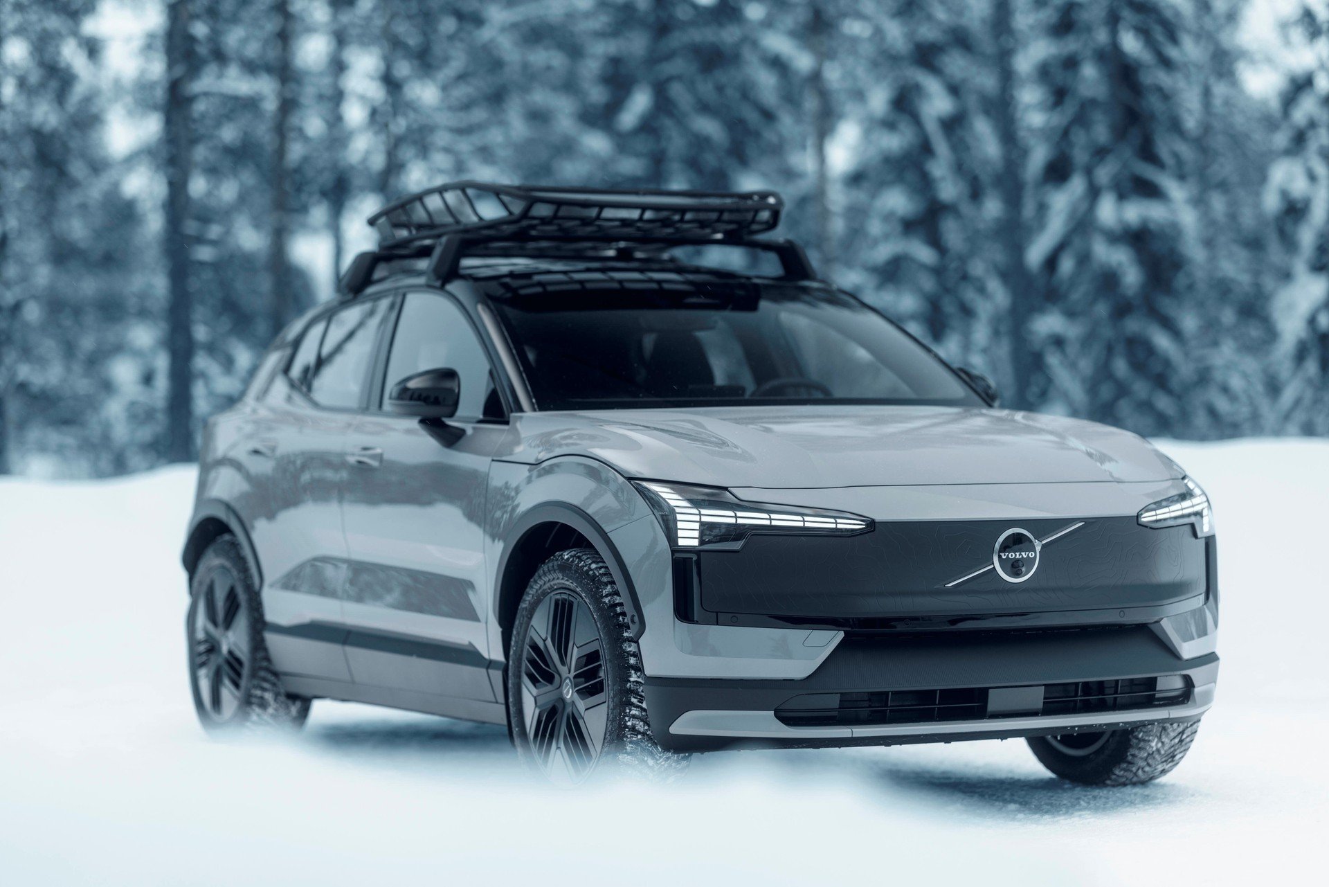 Volvo EX30 Cross Country ufficiale, assetto rialzato e look off-road. Prezzi