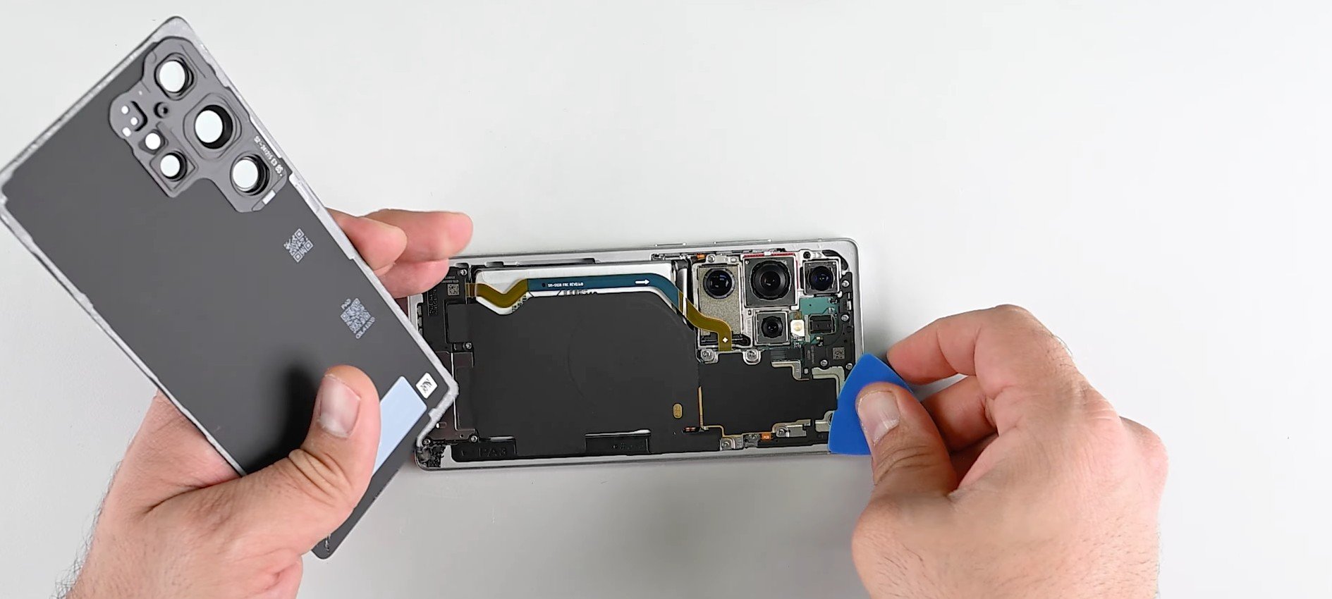 Galaxy S25 Ultra smontato da iFixit: è il più riparabile di sempre