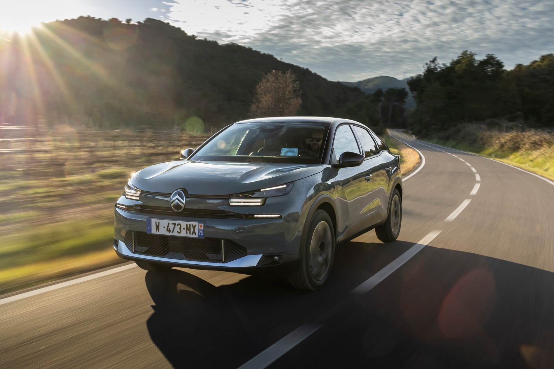 Citroen C4 e C4 X 2025: design rinnovato, più tecnologia e motorizzazioni elettrificate