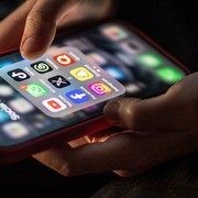 Apple avvisa gli utenti in 110 Paesi: possibile attacco con spyware mercenari
