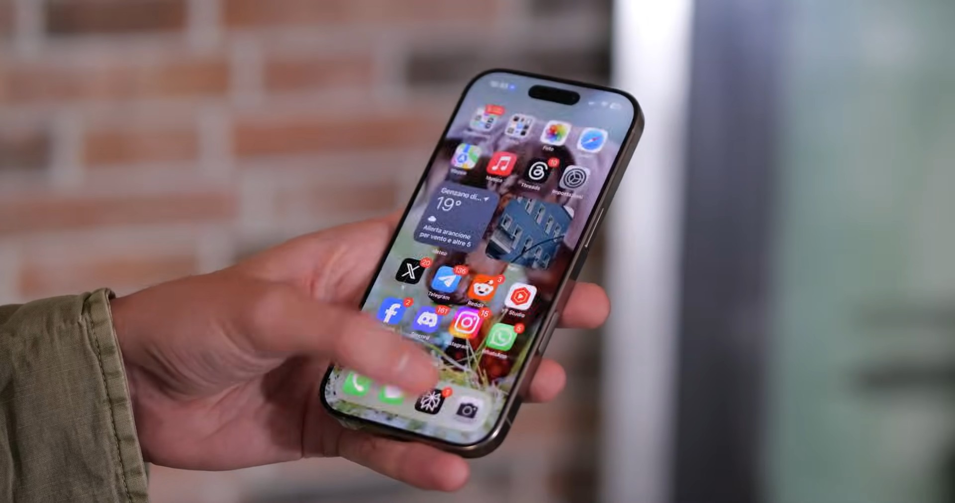 iPhone 17, le dimensioni dello schermo crescono anche sul modello base