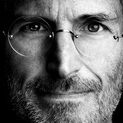 Apple, 15 anni senza Steve Jobs: il CEO John Ternus e Tim Cook lo ricordano così