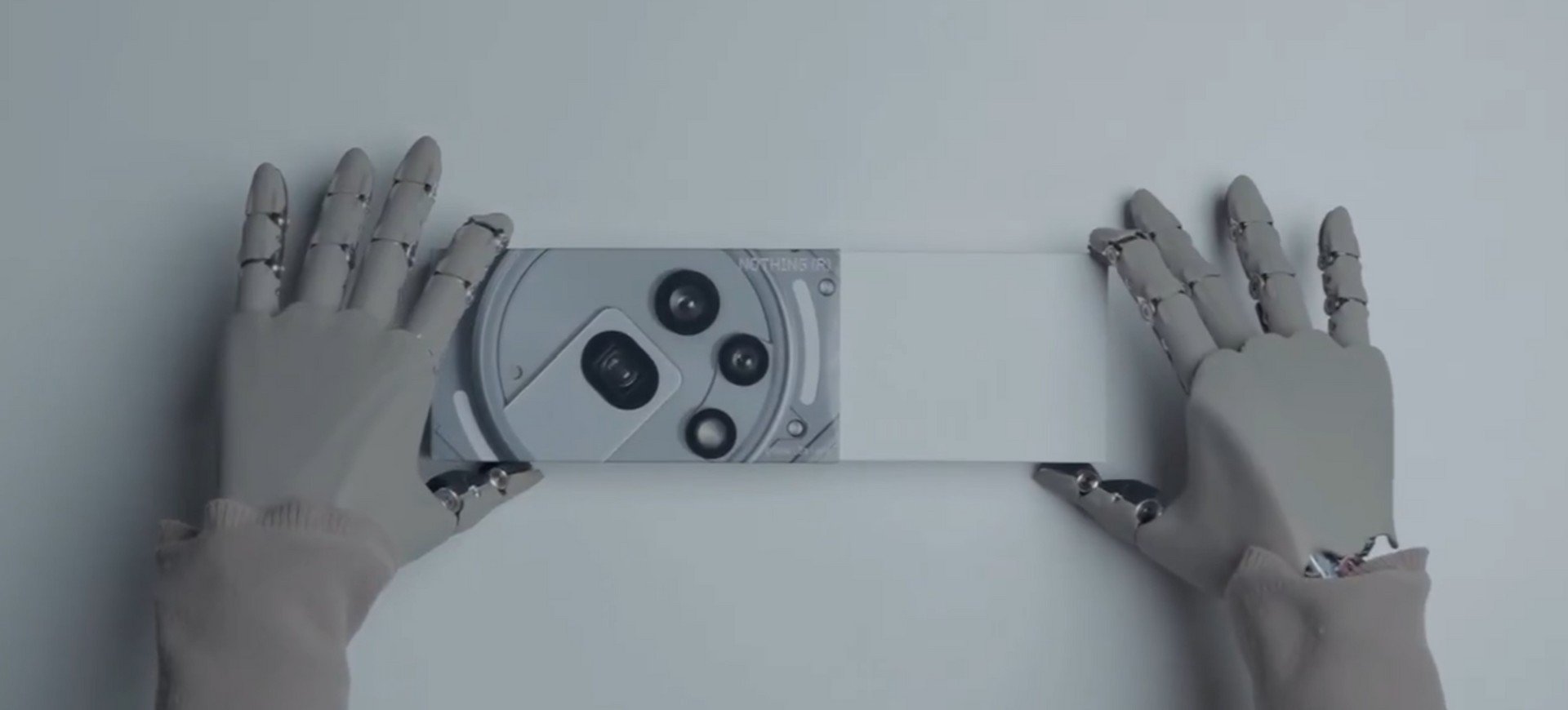 Nothing Phone (3a) Pro protagonista del primo unboxing fatto da un robot